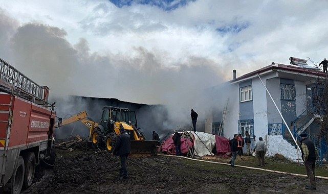 Reşadiye'de yangın çıkan odunluk kullanılamaz hale geldi