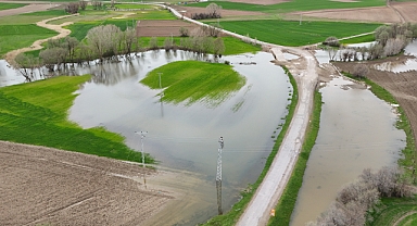 Tarım arazilerini sular altında bırakan Kanak Çayı dronla görüntülendi