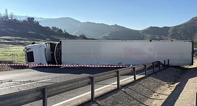 Tır devrildi, Kayseri-Sivas yolunda uzun araç kuyruğu oluştu