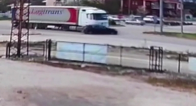 Tırın otomobili önüne katıp sürüklediği kaza kamerada