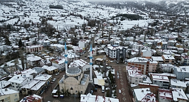 Tokat’ın Başçiftlik ilçesine 25 yıl sonra dönen leylekler, nisan ayında kar altında kaldı
