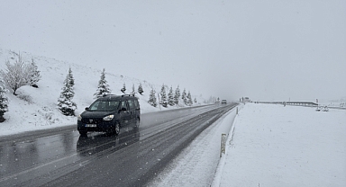 Tokat-Sivas kara yolunda kar yağışı etkili oluyor