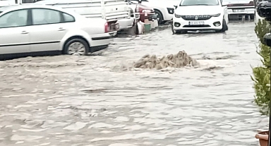 Tokat’ta sağanak yağış yolları göle çevirdi
