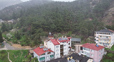 Tokat’ta toprak kayması nedeniyle 13 dairenin tahliye edildiği bölge dron ile görüntülendi