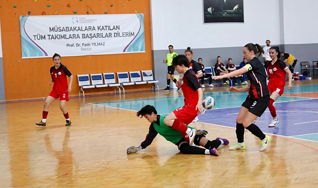 Üniversite takımları Tokat'ta salon futbolunda ter döktü