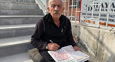 Yarım asırdır her gün bulmaca çözüyor