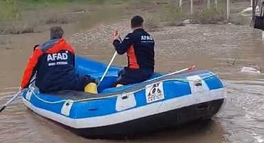 Almus'ta evlerinde mahsur kalan vatandaşlar AFAD botları ile kurtarıldı