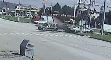 Amasya'da kavşakta araçların çarpıştığı kaza kamerada