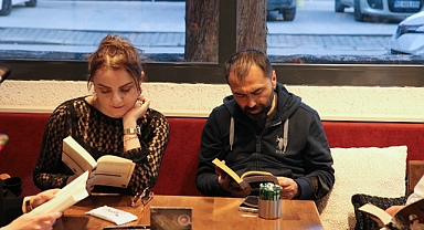 Emekli öğretmenin kurduğu kulüpte kitap tutkunları kitapların değerlendirmesini yapıyor