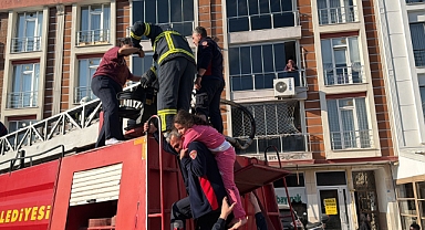 Erbaa'da apartman dairesinde yangın: Dumandan etkilenen anne ve çocukları balkondan tahliye edildi