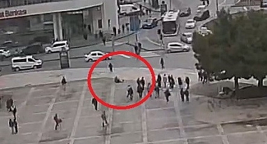 Merdivenden inerken düşen 2 kişinin yardımına vatandaşlar koştu