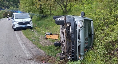 Niksar'da devrilen hafif ticari araçtaki 4 kişi yaralandı