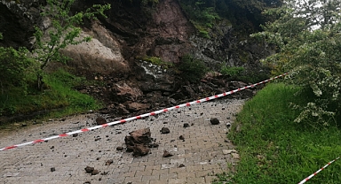 Niksar'da sağanak nedeniyle kaya parçaları yola düştü