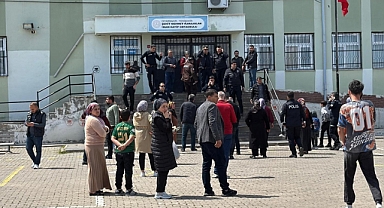 Okul çevresinde peş peşe silah sıkıldı, öğrenciler ve veliler korku dolu anlar yaşadı