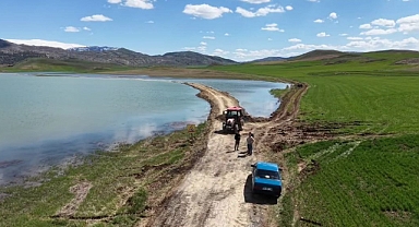 Tarım arazileri sular altında kaldı, 30 hane ile ulaşım kesildi