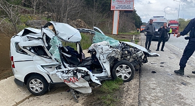 Tıra çarpan hafif ticari araç hurda yığınına döndü: 2 yaralı