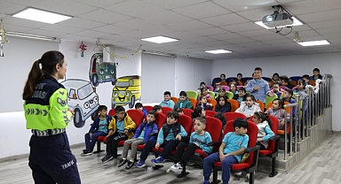Tokat Belediyesinin yenilenen trafik eğitim parkında miniklere uygulamalı trafik eğitimi veriliyor