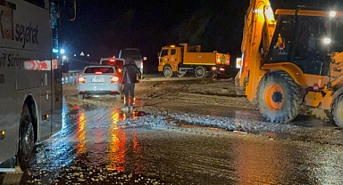 Tokat-Sivas kara yolu yaşanan taşkın nedeniyle kısa süreli trafiğe kapandı
