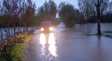 Tokat'ta Çekerek Irmağı taştı, yollar ve tarlalar sular altında kaldı