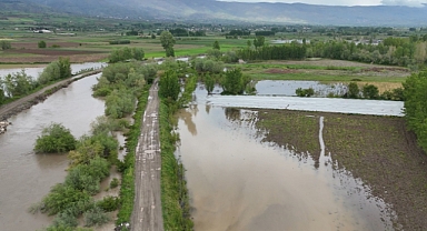 Tokat’ta yollar çöktü, sular altında kalan tarım arazileri dron ile görüntülendi