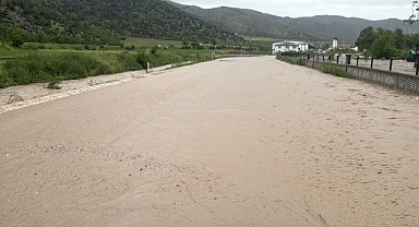 Tokat'ta Zile-Turhal kara yolu derenin taşması sonucu trafiğe kapandı
