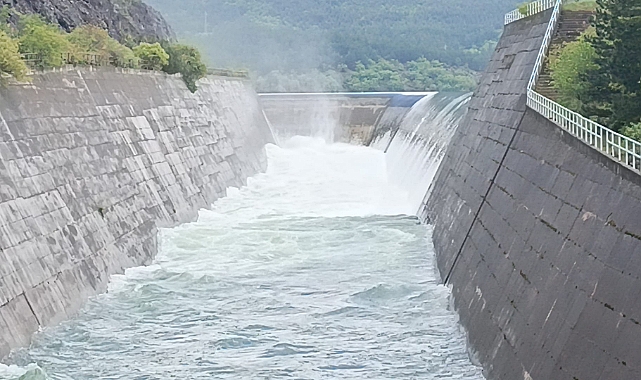 Tokat'taki Almus Baraj Gölü'nde dolusavaktan su tahliyesi sürüyor