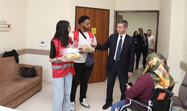 Tokat'taki hastanede 213 yıllık vakıf geleneği olarak hastalara meyve ikramı yapıldı