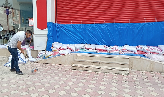 Turhal'da taşkın riski nedeniyle esnaf önlem aldı
