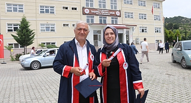30 yıldır evli çift yüksekokuldan birlikte mezun oldu