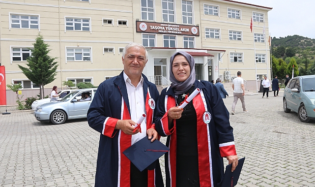 30 yıldır evli çift yüksekokuldan birlikte mezun oldu