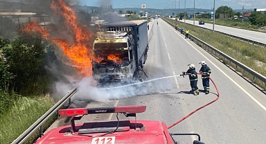 Amasya'da seyir halindeki tır yandı