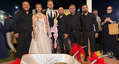 Damadın arkadaşlarından ilginç düğün takısı: 10 bin TL’lik madeni parayı el arabasıyla getirdiler