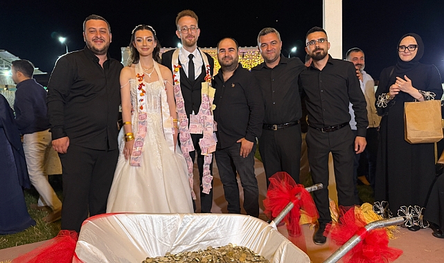 Damadın arkadaşlarından ilginç düğün takısı: 10 bin TL’lik m