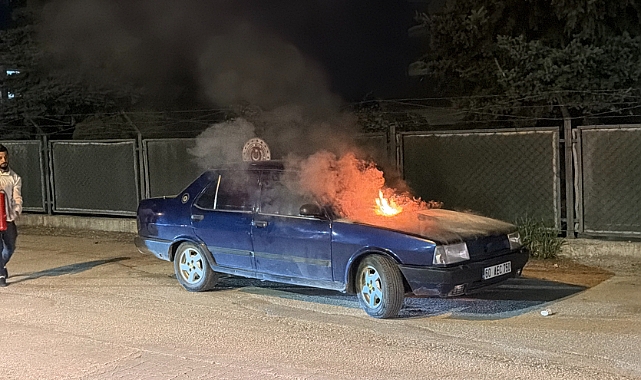 Erbaa'da park halindeki otomobilde yangın çıktı
