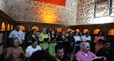 Farklı meslek gruplarından oluşan koro ilk konserine hazırlanıyor