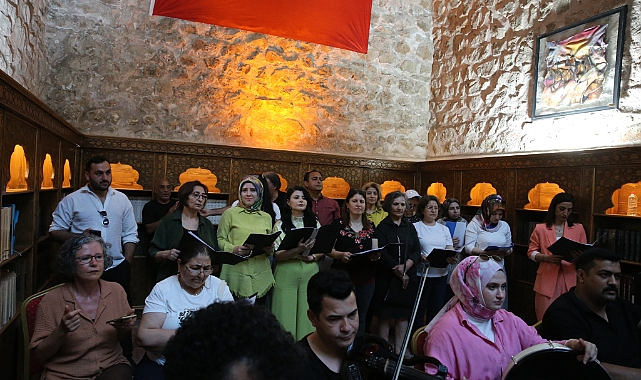 Farklı meslek gruplarından oluşan koro ilk konserine hazırlanıyor