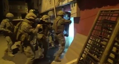 Kapıları koçbaşlarıyla kırdılar, çatı katında uyuşturucu yakaladılar: 79 tutuklama