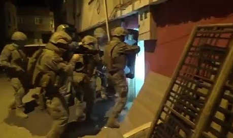 Kapıları koçbaşlarıyla kırdılar, çatı katında uyuşturucu yakaladılar: 79 tutuklama