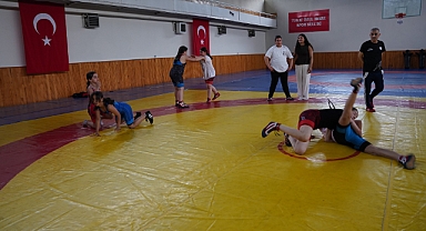 Kız çocuklarının güreş hayali Nesrin Baş'la büyüyor