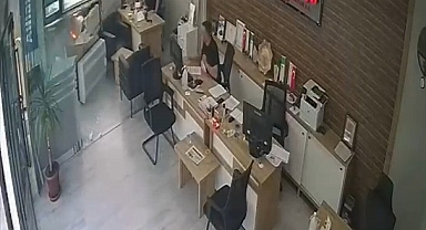 Kontrolden çıkan otomobil duvara çarparak durdu