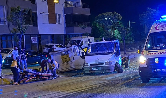Minibüs ve otomobil çarpıştı: 2 kişi yaralandı