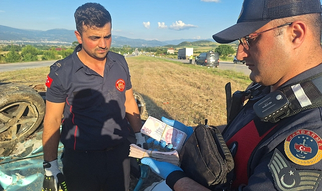 Niksar'da hafif ticari araç ile minibüsün çarpıştığı kazada 4 kişi yaralandı