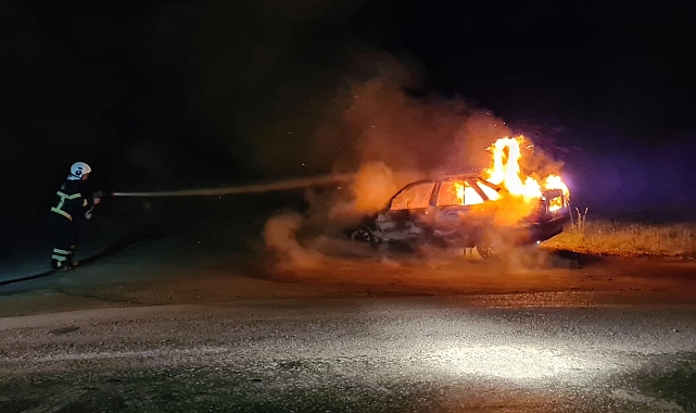 Niksar'da yangın çıkan otomobilde hasar meydana geldi