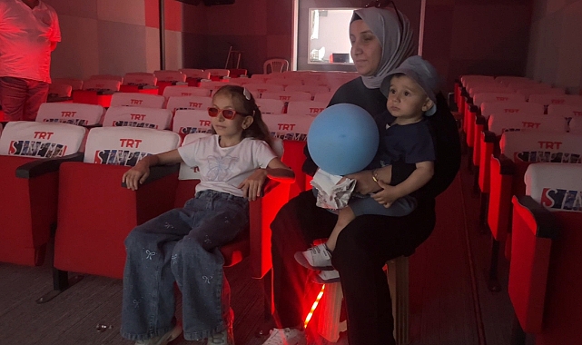 Ses hassasiyeti bulunan 6 yaşındaki çocuk için özel sinema gösterimi yapıldı
