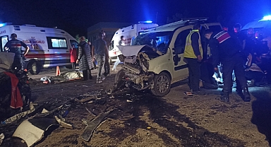 Sivas'ta iki araç kafa kafaya çarpıştı: 1 ölü, 3'ü ağır 7 yaralı