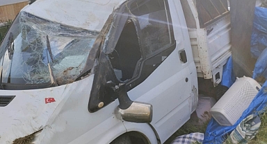 Sivas'ta kontrolden çıkan kamyonet duvara çarptı: 4 yaralı