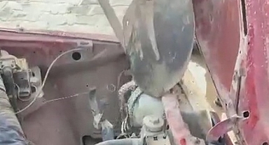 Sulusaray'da aracın motor kısmına giren yılanı itfaiye ekipleri kürekle yakaladı