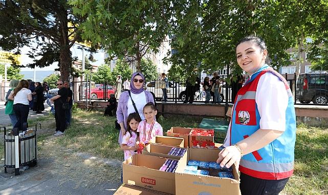 Tokat Belediyesi çocukları LGS sınavına giren velilere ikramda bulundu