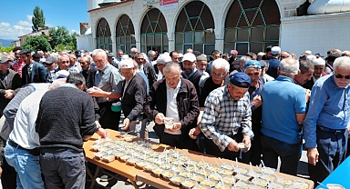 Tokat'ın ilçelerinde vatandaşlara aşure dağıtıldı