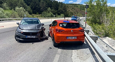 Tokat'ta iki otomobilin çarpıştığı kazada 3 kişi yaralandı